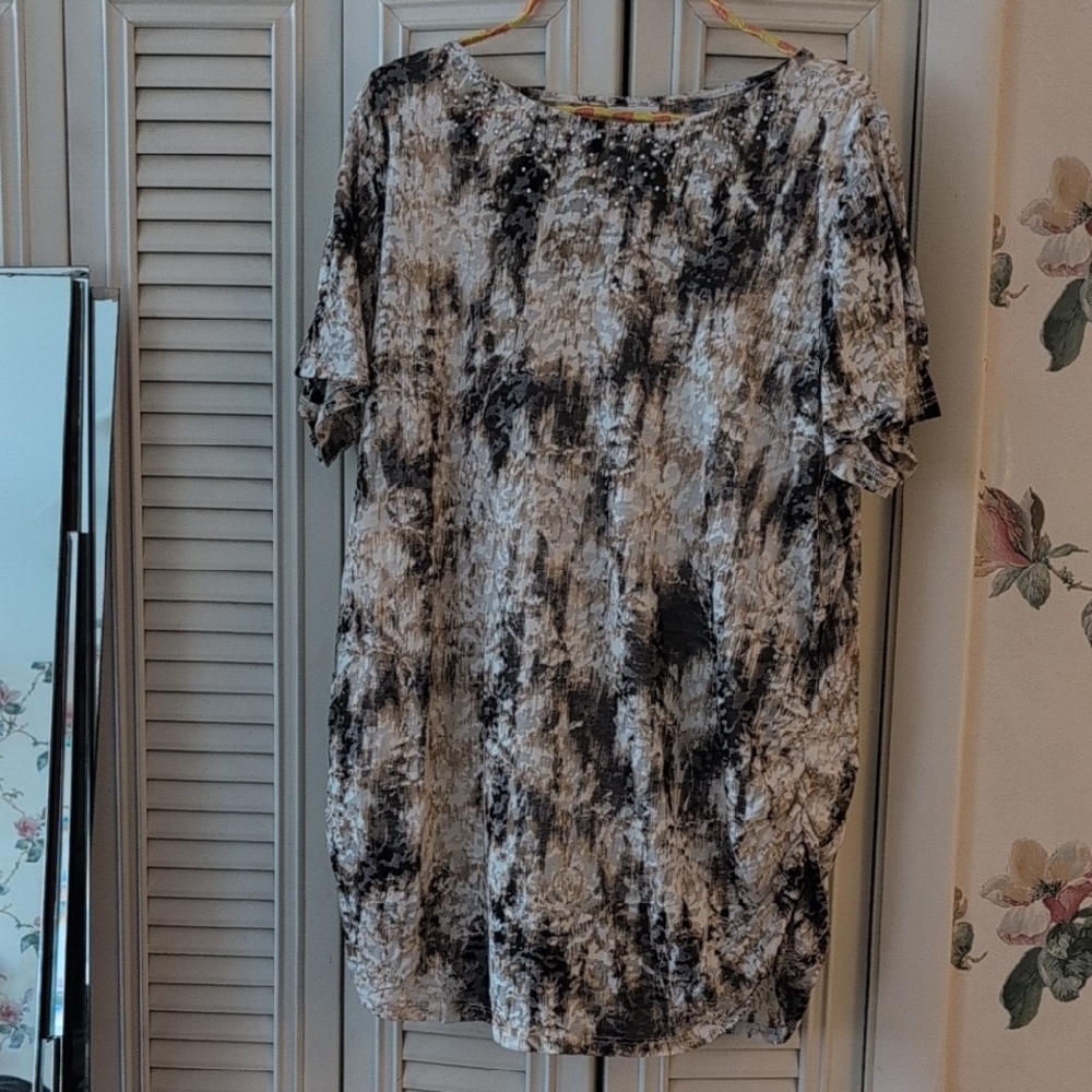 Chic Monochrome Short Sleeve Top